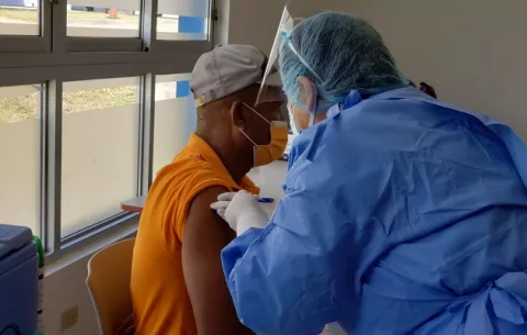 Sistema sanitario está preparado para atender alergias severas contra la vacuna de Pfizer