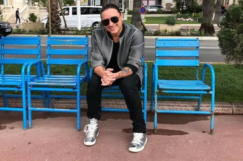 Elvis Crespo recibe primera vacuna contra la covid-19 y lo hace al son de 'Suavemente'