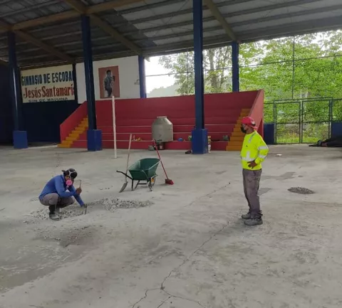 Inspeccionan proyecto de campo deportivo de Escobal en Colón, suspendido por pandemia