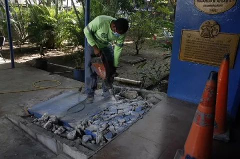 Realizan adecuaciones a centros educativos que serán usados para colocar las vacunas en el distrito de Panamá