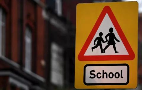 Colegios de Inglaterra reabren bajo extremas medidas de seguridad y tests masivos