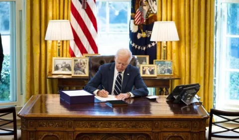Biden firma el tercer rescate fiscal en EE.UU. contra el virus