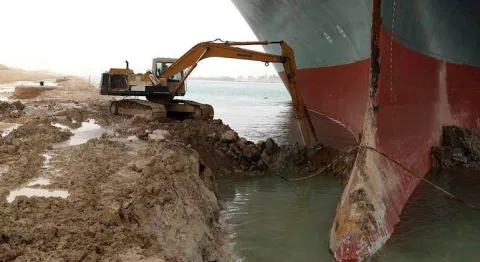 Más de 150 barcos parados en el Canal de Suez