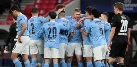 Hambriento Manchester City se clasifica sin problemas a los cuartos de final de la Champions