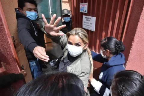 Expresidenta Jeanine Áñez pasa primera noche en prisión en medio de protestas por detención