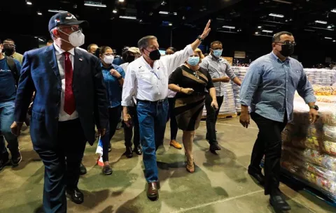 Eyra Ruiz: 'Presidente y vicepresidente trataron de alejarse porque los buscaban para bailar'