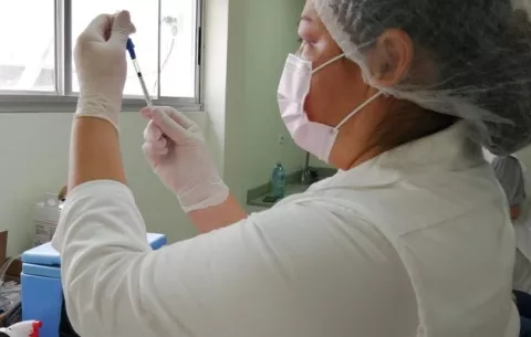 Dilemas de la vacuna: Funcionarios de salud no querían aplicársela y ahora  piden sus dosis 