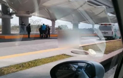 Un hombre se lanza desde la estación del Metro de Panamá, en Nuevo Tocumen