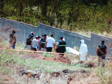 Encuentran cadáver de un hombre en un terreno baldío de La Chorrera; tenía varios impactos de bala