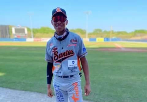 Santeño Joaquín Cedeño es el líder de bateo en el béisbol juvenil