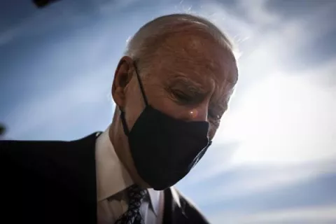 Joe Biden tropieza tres veces al subir las escaleras del avión presidencial