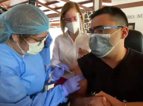 Juanpi Dolande recibe la primera dosis de la vacuna contra la covid-19, luego de haberse contagiado dos veces con este virus