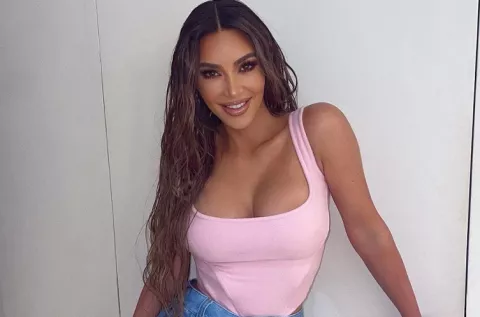 Kim Kardashian causa revuelo tras regalarle una miniciudad a sus hijos