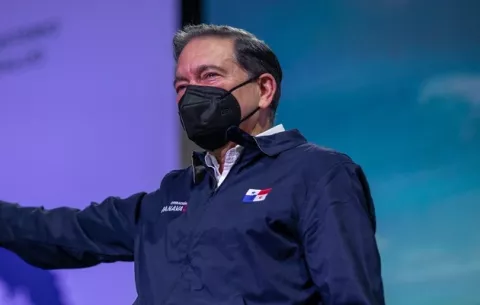 Laurentino  Cortizo llora en inicio de fase 2 de vacunación; panameños le piden menos 'show'