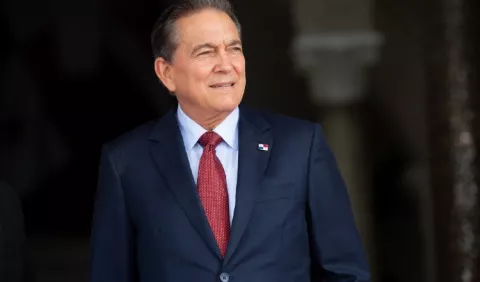 Cuestionan al presidente Laurentino Cortizo por no sancionar ley que desburocratiza los trámites para la adopción de menores de edad 