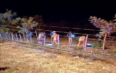 Mujer de 25 años pierde la vida al colisionar con un poste y varios árboles en Los Santos