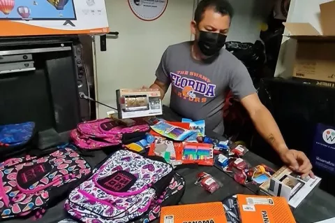 Luis Casis sigue apoyando a la niñez del país, entregó útiles escolares