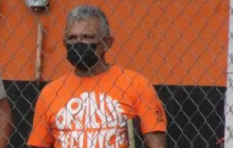 Fedebeis multa con $750 a técnico de Los Santos por entrar sin mascarilla al terreno de juego