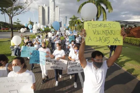 Padres piden un retorno 'voluntario y gradual' a las escuelas 