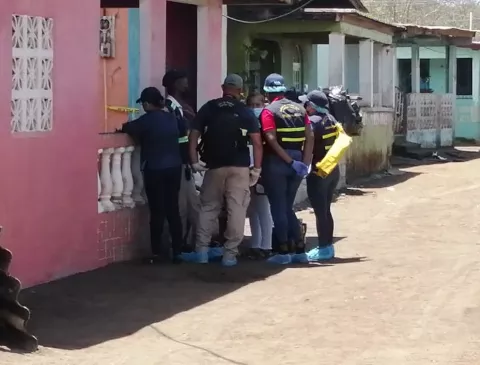 Imputan cargos y dictaminan casa por cárcel a mujer por la muerte de su pareja durante discusión  en Colón