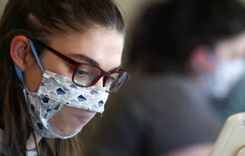 ¿Por qué ajustar bien la mascarilla es tan importante como su material?