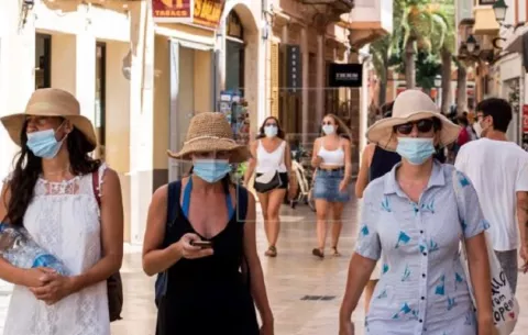 Vacunados contra la covid-19 pueden reunirse sin mascarilla, según CDC