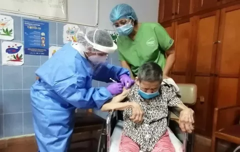¿Por qué se vacunaron primero a los adultos mayores y no a los jóvenes?, el doctor Israel Cedeño explica