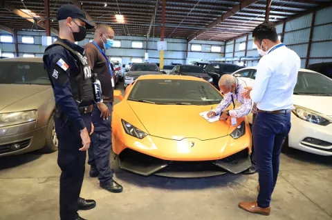 Ministerio Público realiza inspección ocular en hangar del MEF para verificar custodia de Lamborghini