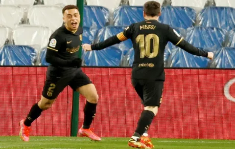 Barcelona aplasta a la Real Sociedad y no cede en la lucha por la Liga