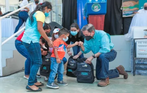Mides entrega mil mochilas y 200 certificados de alfabetización en Chiriquí