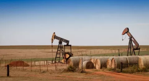 El petróleo de Texas rebota un 4% por el bloqueo del canal de Suez