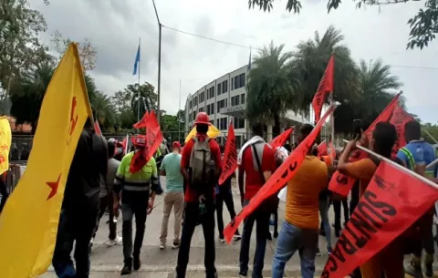 Trabajadores protestan y exigen el cierre del diálogo por la Caja de Seguro Social