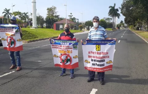 Taxistas se manifiestan a favor de la medida 'par y non', piden respuestas a la ATTT