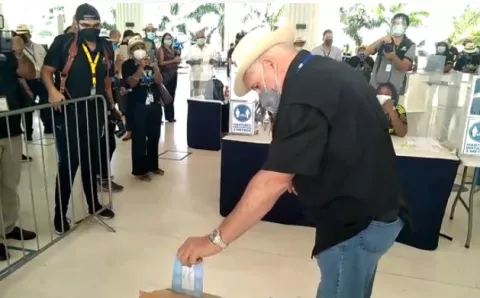 Ricardo Martinelli ejerce su voto en el Congreso Constitutivo del partido en formación Realizando Metas