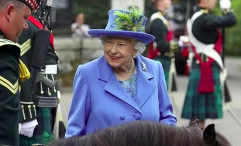 La reina Isabel II manifiesta su preocupación por los señalamientos de racismo en la corona británica