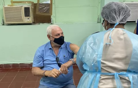 Expresidente Ricardo Martinelli recibe vacuna contra la covid-19; pide no atacar a enfermera