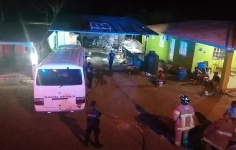 Bomberos controlan incendio en depósito de carbón en Sajalices