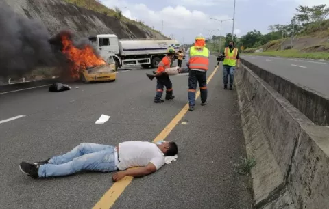 Realizan simulacro de accidente en la autopista Panamá Colón