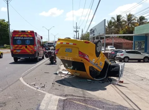 Tras colisión, taxi termina volcado en vía de Chitré, cuatro personas resultaron heridas  