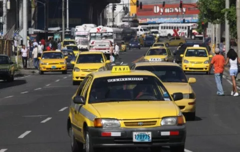 Un grupo de taxistas acudirán en caravana a la Defensoría del Pueblo, ya no quieren la medida de pares y nones