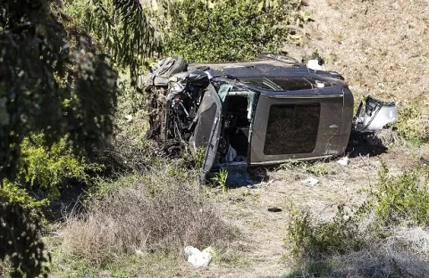 Tiger Woods fue encontrado inconsciente al momento del "accidente"
