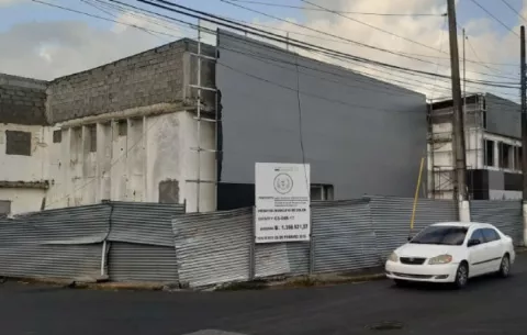 Alcalde Alex Lee gestiona que se termine el palacio municipal de Colón