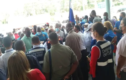 Taxistas se mantienen alerta, aunque esperarán el martes el pronunciamiento del director de la ATTT