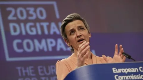 Bruselas conectará a más de 300 compañías para acelerar la producción de vacunas