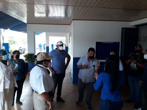 Inspeccionan adecuaciones a 15 centros escolares que serán usados para vacunación contra la covid-19 en el circuito 8-10
