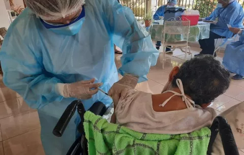 Personas que acudan a vacunarse contra la covid-19 deben  haber comido bien y llevar ropa holgada 