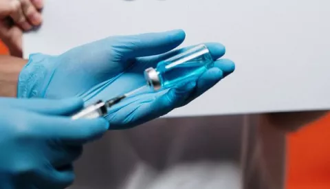 Prevenir la encefalitis es otra de las razones para vacunarse contra la covid-19