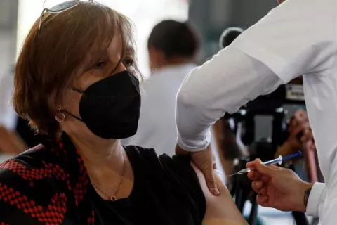 México trabaja para tener su propia vacuna anticovid para finales de 2021
