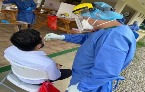Pacientes con enfermedades crónicas cuestionan cambios  del Minsa en el proceso de vacunación contra la covid-19 