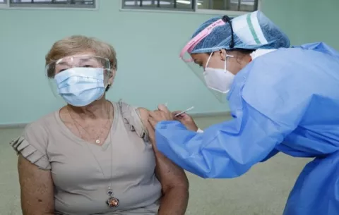 Pacientes recuperados de covid-19  necesitarán una sola dosis de la vacuna de acuerdo con estudios científicos